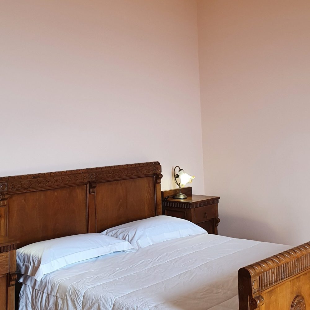 letto-con-mobili-in-legno-intagliato-hotel-palazzo-santanna-gerace